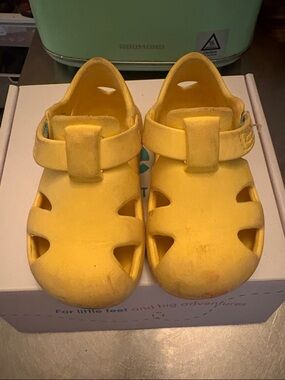 Ten Little Kids Yellow Sandal rubber Shoes- Sz7